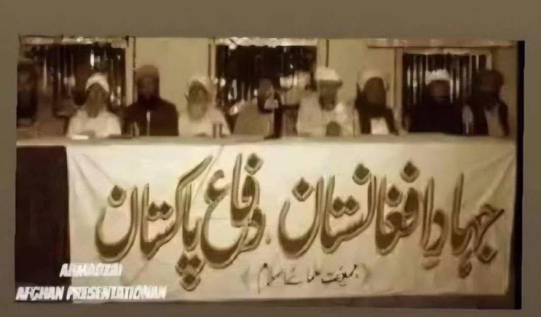 it_okz's tweet photo. مولانا صاحب په خپل تقرير کښي واي چي د مدرسه ماشومانو ته امريکه او ضياء الحق ټوپک ورکړي وو .
زمونږ سوال دا دي چي هغه استاذان ي څوک و چي تقریرونه به ي ورته کوال او ويل به چي دا جهاد دي ؟
تصوير خپله هم خبري کوي.
@MajeedQarar https://t.co/qqpkgtMyZ7