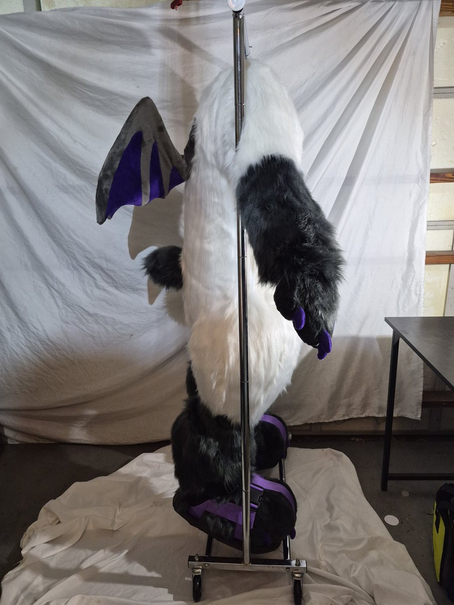 HanamiCreation's tweet photo. Finished bat fursuit commission. Foam toes by @DvC_Ciara https://t.co/aAs4lZI3uO