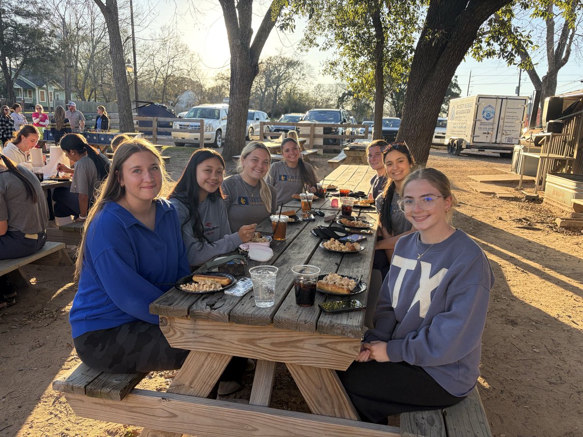 LakeCreek_SB's tweet photo. Thank you to The Claudy, White, Ewing, Torres, Estay, Clare, Nowak, Jackson, and Gossett families for hosting our 1st round of district team dinner! 

Go Lions! #carpeomnia https://t.co/JhWSrxtvkZ