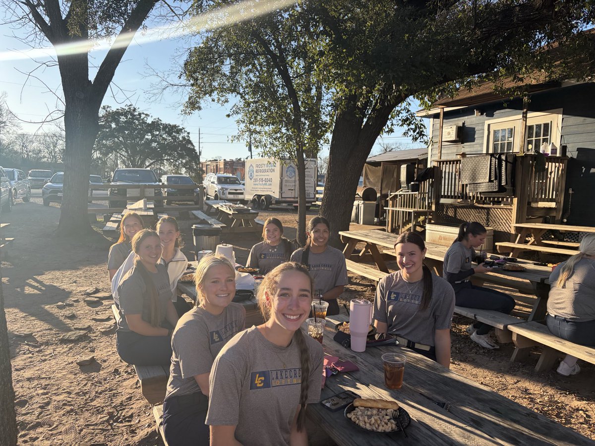 LakeCreek_SB's tweet photo. Thank you to The Claudy, White, Ewing, Torres, Estay, Clare, Nowak, Jackson, and Gossett families for hosting our 1st round of district team dinner! 

Go Lions! #carpeomnia https://t.co/JhWSrxtvkZ