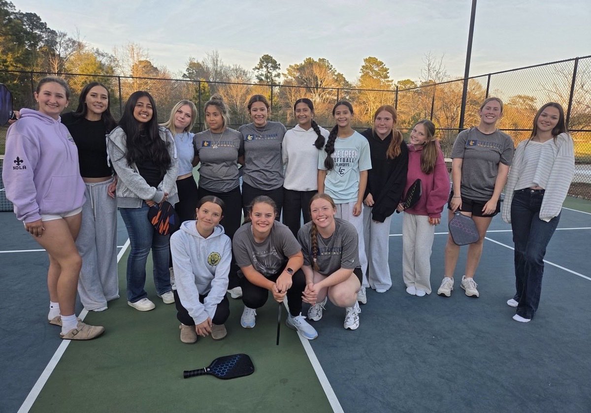 LakeCreek_SB's tweet photo. Thank you to The Claudy, White, Ewing, Torres, Estay, Clare, Nowak, Jackson, and Gossett families for hosting our 1st round of district team dinner! 

Go Lions! #carpeomnia https://t.co/JhWSrxtvkZ