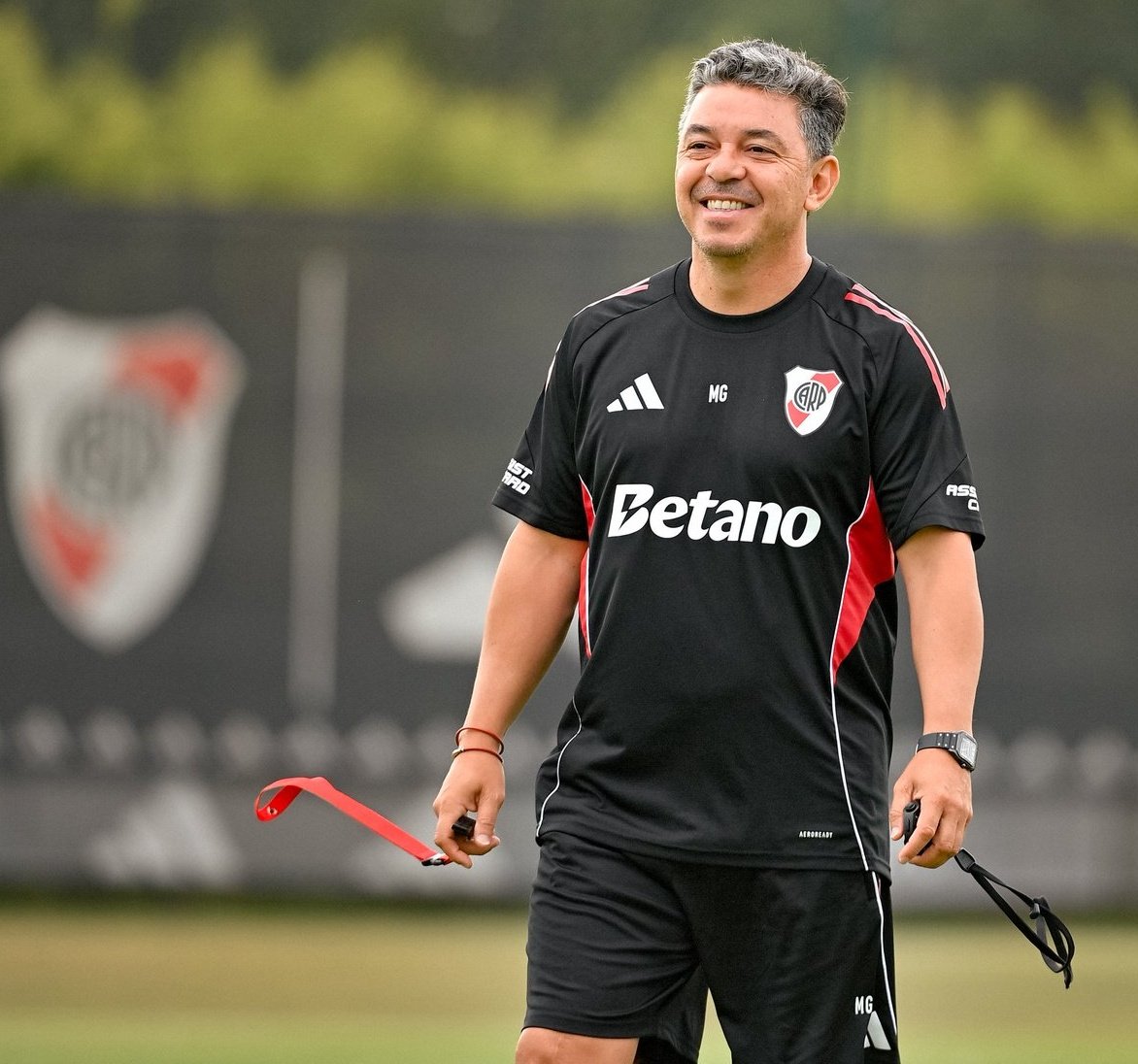 Gracias por todo Muñeco.

Tu nombre nunca se va a manchar. Sos y serás el ídolo eterno de una generación.