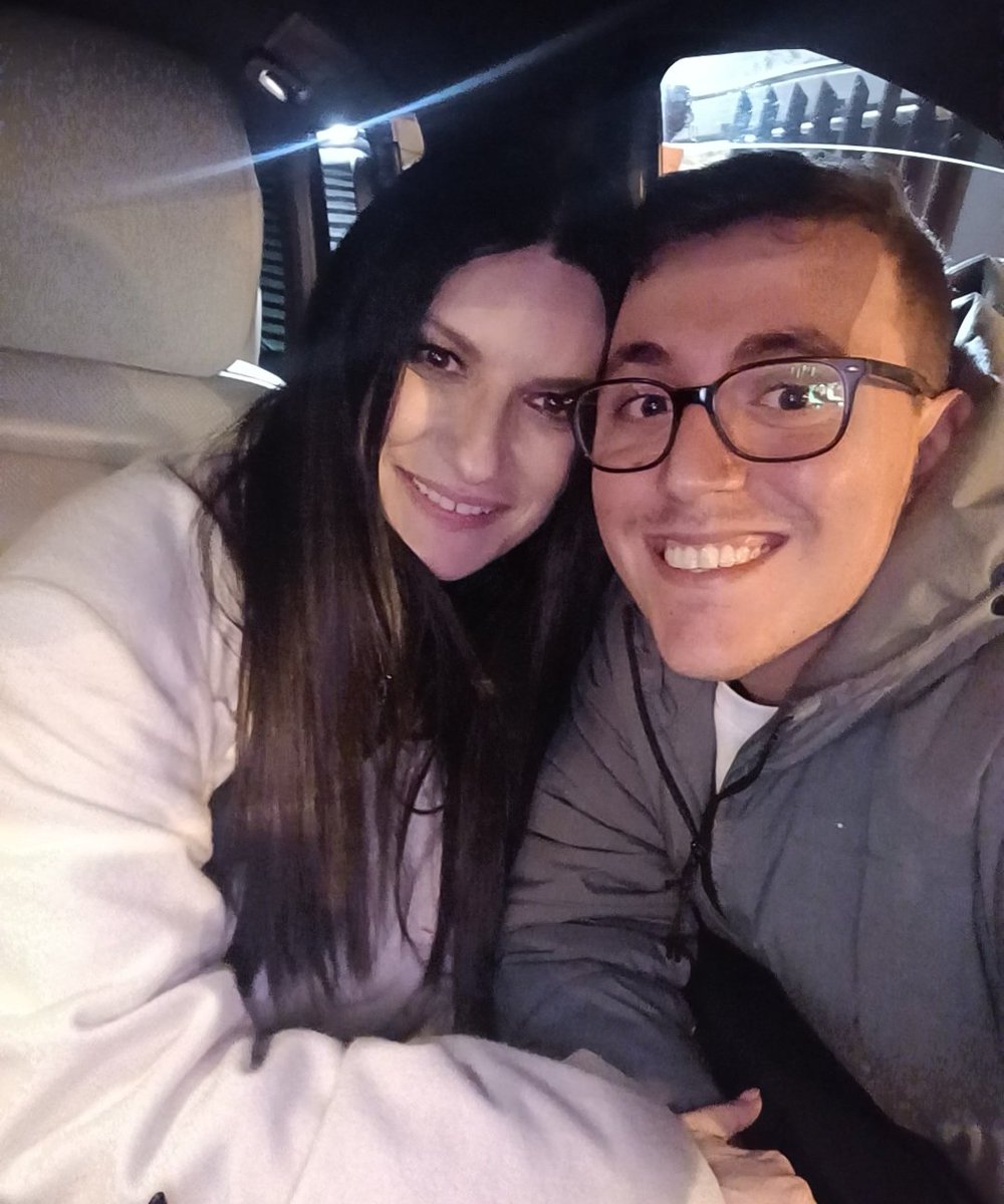Dopo 11 ore di attesa ne è valsa la pena Vita mj Grazie per sempre ❤️ La felicità nei tuoi occhi nel vedermi <a href="/LauraPausini/">Laura Pausini</a> UNICA!!
#SANREMO2026