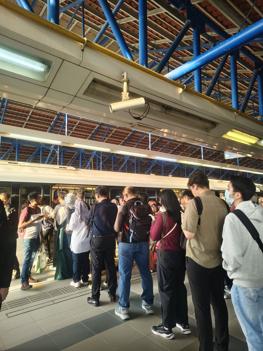 aisyakhadija's tweet photo. Dah rasa lain dah bila train ni slow down. Rupanya memang problem , 
Bulan ni @askrapidkl banyak menguji kesabaran :( https://t.co/FCnITJBCtG