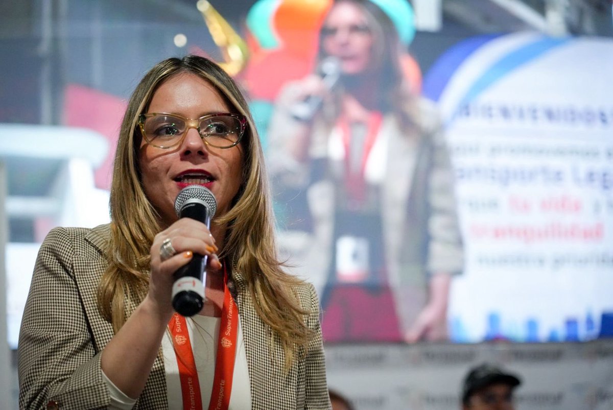 Supertransporte's tweet photo. “En el Punto Físico de la Supertransporte recibimos peticiones, quejas y reclamos, con enfoque en la prevención y promoción, velando por los derechos y deberes de las y los usuarios del transporte”.
Vanesa Martínez, delegada para la Protección de Usuarios. https://t.co/cKgvBkTtti