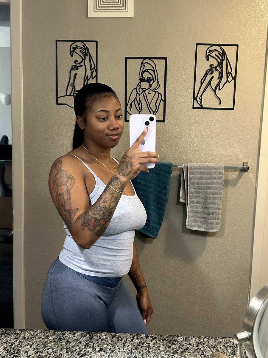 Stan_bby's tweet image. Gym treating me good. Tightening my stomach the hardest part 😩