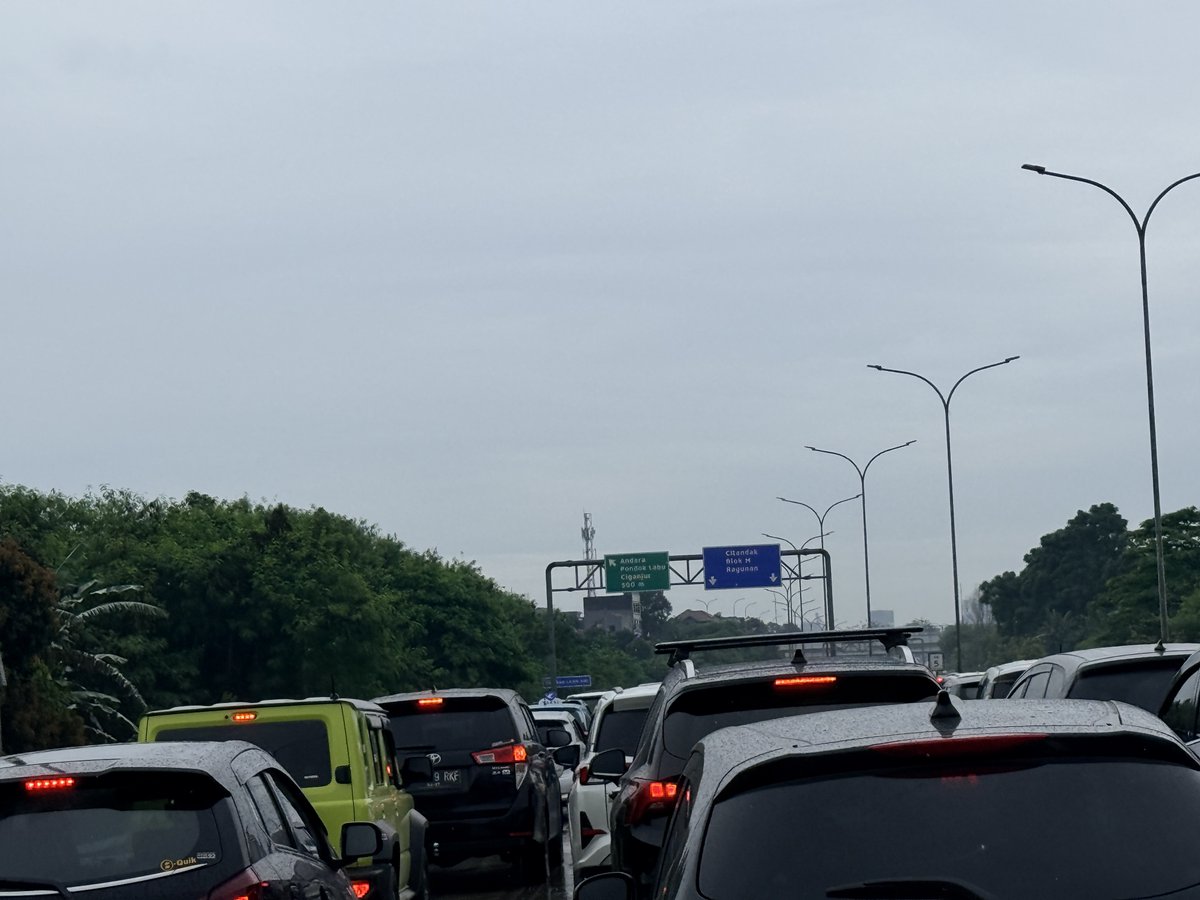 ⁦<a href="/RadioElshinta/">Radio Elshinta</a>⁩ Macet parah di Keluar Tol Cilandak Arah Antasari Blok M Belum ada solusi karena TL abuba cipete belum dimatikan bikin satu arah ke Blok M ⁦<a href="/DKIJakarta/">Pemprov DKI Jakarta</a>⁩ ⁦<a href="/TMCPoldaMetro/">TMC Polda Metro Jaya</a>⁩