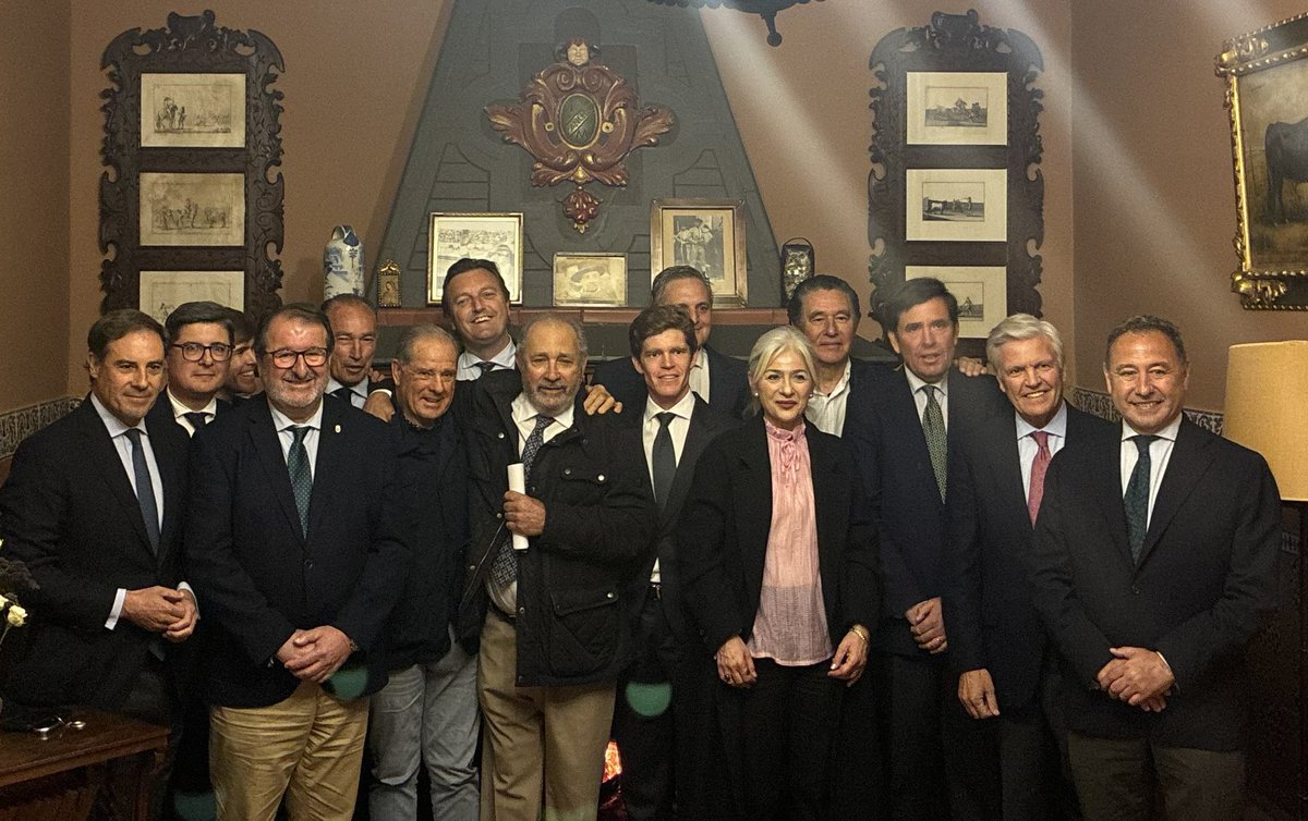 Espartaco y Paco Ojeda, los figurones de los 80, en la presentación en Pino Montano de la histórica tarde de Borja Jiménez frente a 6 toros en Madrid. Y Tato, y Liria, y Campuzano, unos tíos. Y Dávila y Litri, honestos y honrados. Porque esto para tíos, honestos y honrados.