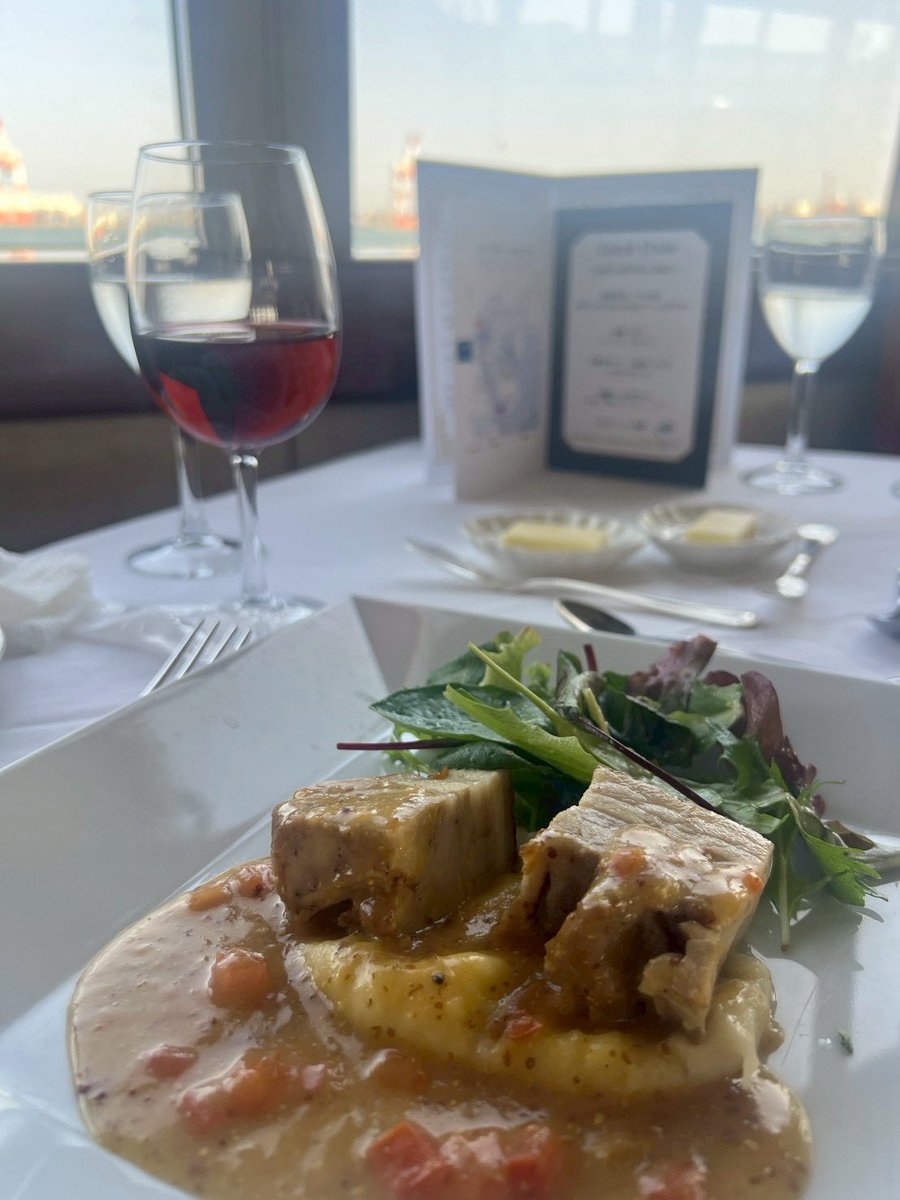 giri_ob2's tweet photo. 昨日は新体験。
クルーズランチに行ってきました🚢
天気も良くて、ご飯も美味しかった〜 https://t.co/zpiwOlavYB