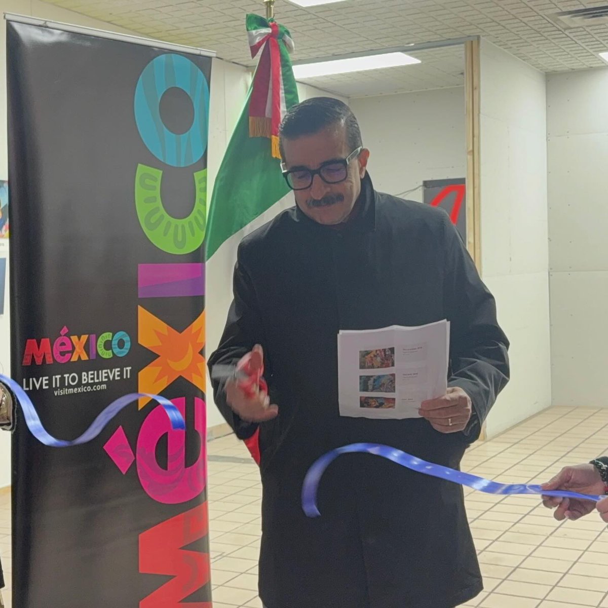 ConsuladoMexVan's tweet photo. Este fin de semana, el Consulado inauguró la exposición fotográfica “Ritmos del Corazón”, del artista Mauricio Silerio. 

La exposición itinerante tendrá sede durante las próximas semanas en el restaurante El Torito, ubicado en el 139 Keefer St, Vancouver. 

 ¡Visítala! https://t.co/6M6FURogfd