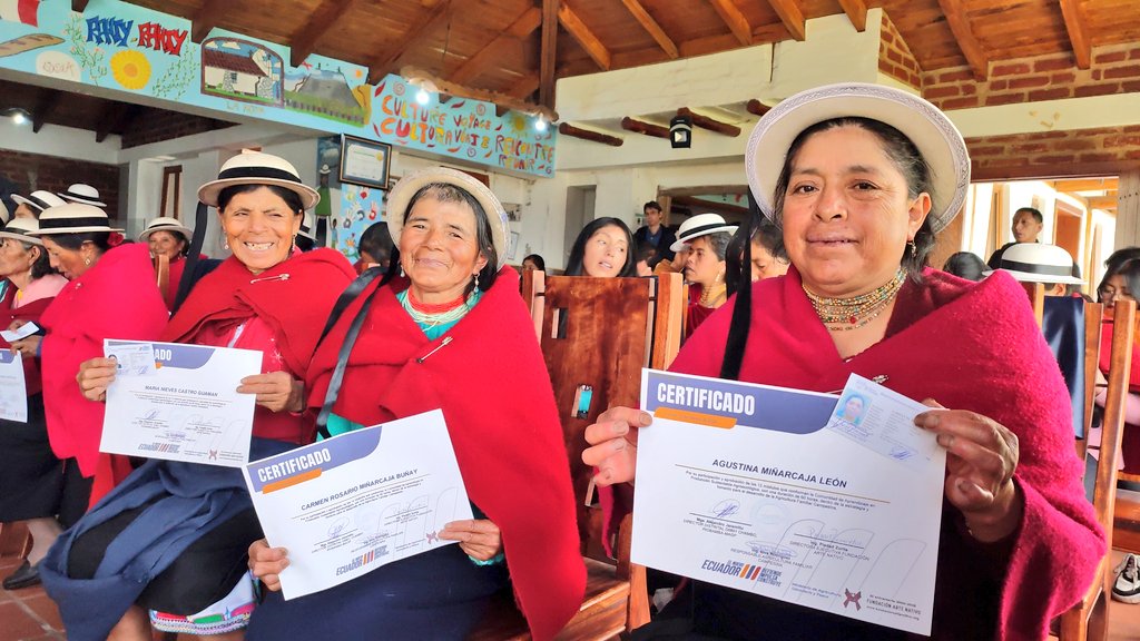 Agricultura_CZ3's tweet photo. #Chimborazo📍En la parroquia #Calpi realizamos la Graduación de 35 productoras del Grupo de Mujeres de la Comunidad La Moya 👩‍🌾capacitadas en las Comunidades de Aprendizaje de la #AFC para fortalecer una agricultura limpia y sustentable.👩‍🎓🌱
 #ElNuevoEcuador🇪🇨 https://t.co/FdbEop7Iuo