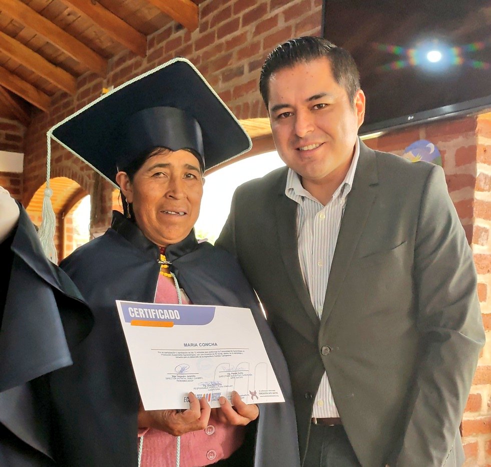 Agricultura_CZ3's tweet photo. #Chimborazo📍En la parroquia #Calpi realizamos la Graduación de 35 productoras del Grupo de Mujeres de la Comunidad La Moya 👩‍🌾capacitadas en las Comunidades de Aprendizaje de la #AFC para fortalecer una agricultura limpia y sustentable.👩‍🎓🌱
 #ElNuevoEcuador🇪🇨 https://t.co/FdbEop7Iuo