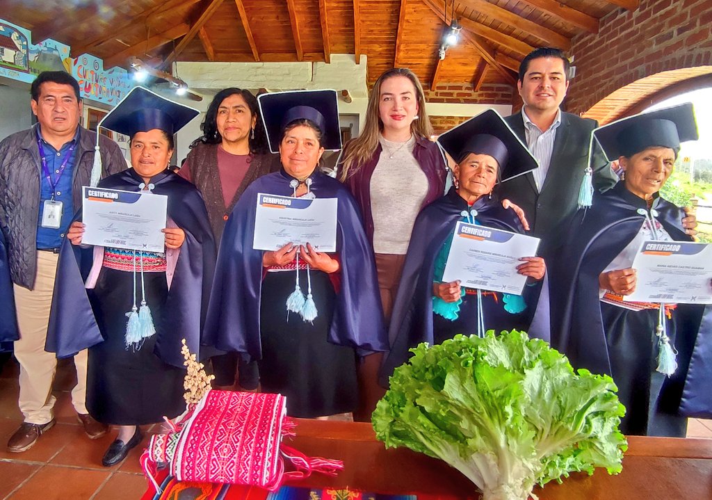 Agricultura_CZ3's tweet photo. #Chimborazo📍En la parroquia #Calpi realizamos la Graduación de 35 productoras del Grupo de Mujeres de la Comunidad La Moya 👩‍🌾capacitadas en las Comunidades de Aprendizaje de la #AFC para fortalecer una agricultura limpia y sustentable.👩‍🎓🌱
 #ElNuevoEcuador🇪🇨 https://t.co/FdbEop7Iuo