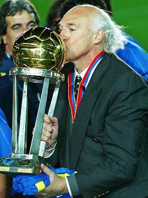 Vino, ganó todo y se fue.
Volvió, ganó todo otra vez y se fue.
Nunca más se animen a compararlo. 
Carlos Bianchi, único e irrepetible.