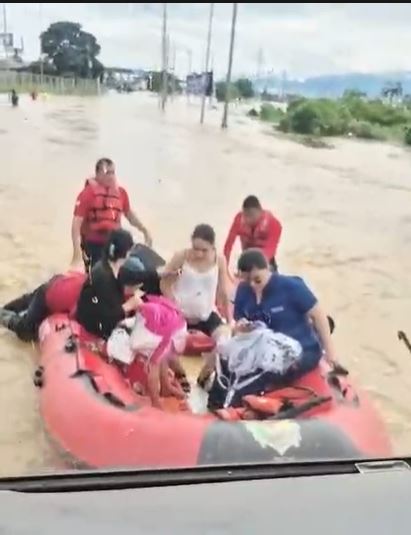 FFAAECUADOR's tweet image. #SantaRosa | Las Fuerzas Armadas del Ecuador brindaron asistencia y evacuaron a una ciudadana en labor de parto afectada por inundaciones, garantizando su traslado seguro hacia atención médica.
#FFAAContigo
#EcuadorUnaSolaFuerza