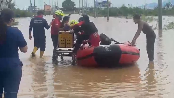 FFAAECUADOR's tweet image. #SantaRosa | Las Fuerzas Armadas del Ecuador brindaron asistencia y evacuaron a una ciudadana en labor de parto afectada por inundaciones, garantizando su traslado seguro hacia atención médica.
#FFAAContigo
#EcuadorUnaSolaFuerza