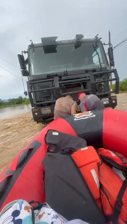 FFAAECUADOR's tweet image. #SantaRosa | Las Fuerzas Armadas del Ecuador brindaron asistencia y evacuaron a una ciudadana en labor de parto afectada por inundaciones, garantizando su traslado seguro hacia atención médica.
#FFAAContigo
#EcuadorUnaSolaFuerza