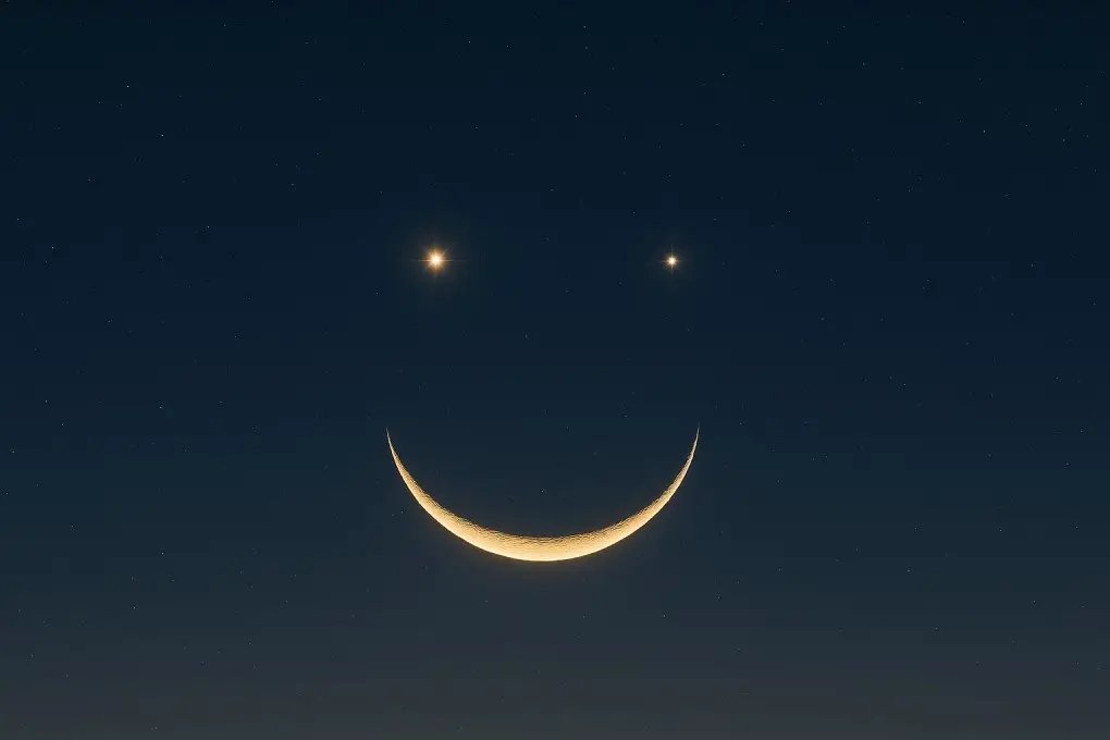 🚨: On February 27, 2026 Venus and Jupiter will shine above a crescent Moon to create a rare and beautiful sunset