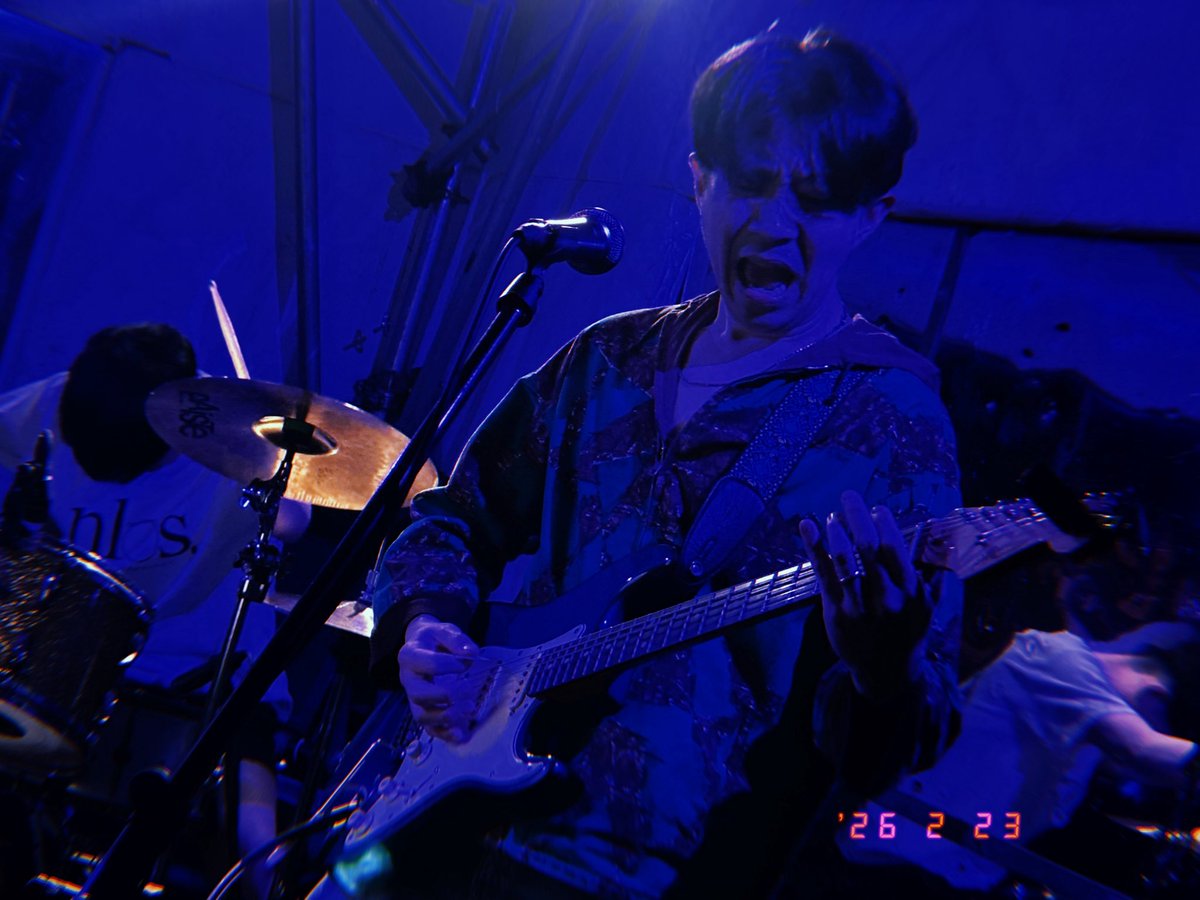 10C_LOW19721229's tweet photo. 静岡のバンドvarsedを観に、慣れないHOKAGEへ。ポストロックも感じるドラムと多彩な音色とフレージングの6弦ベース、静と激を巧に使い分けるツインギターと、エモーショナルなボーカル。バラバラにも感じられる個性が、きちんと1つの音と唄になっていて、かっこよくて嫉妬しました。また観たい！ https://t.co/eWUMOlevuc