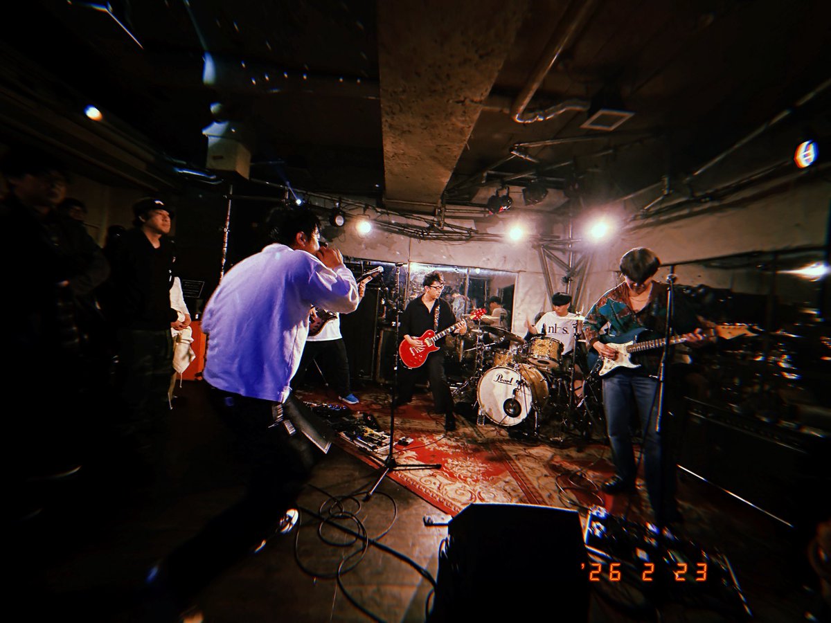 10C_LOW19721229's tweet photo. 静岡のバンドvarsedを観に、慣れないHOKAGEへ。ポストロックも感じるドラムと多彩な音色とフレージングの6弦ベース、静と激を巧に使い分けるツインギターと、エモーショナルなボーカル。バラバラにも感じられる個性が、きちんと1つの音と唄になっていて、かっこよくて嫉妬しました。また観たい！ https://t.co/eWUMOlevuc