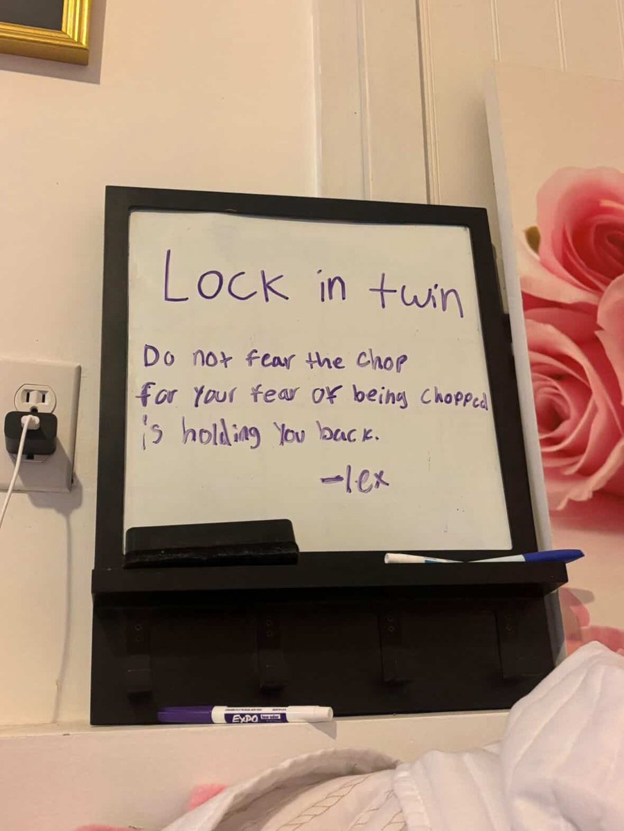 brunettehills's tweet photo. Great stuff happening in my friends room . #LibraryOfAlexandria https://t.co/oRp47tmo5O