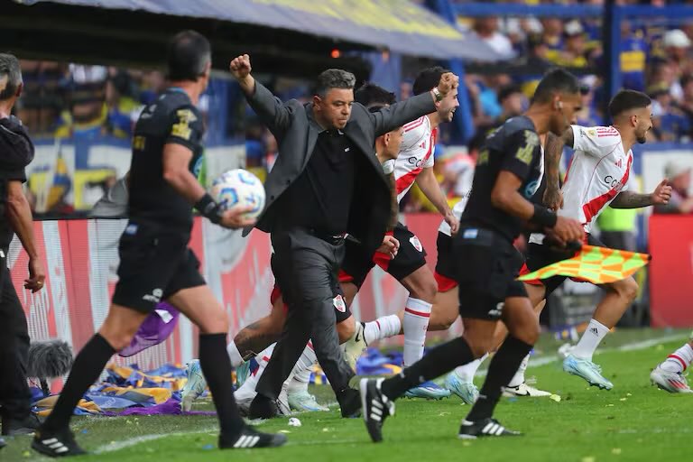 Absolutamente nada va a opacar toda la gloria que nos diste. Evidentemente no era el momento. Gracias por darme los días más felices de mi vida.
En unos años nos volveremos a encontrar, como toda tu vida desde que llegaste a River. Te amamos para siempre, Napoleón❤️