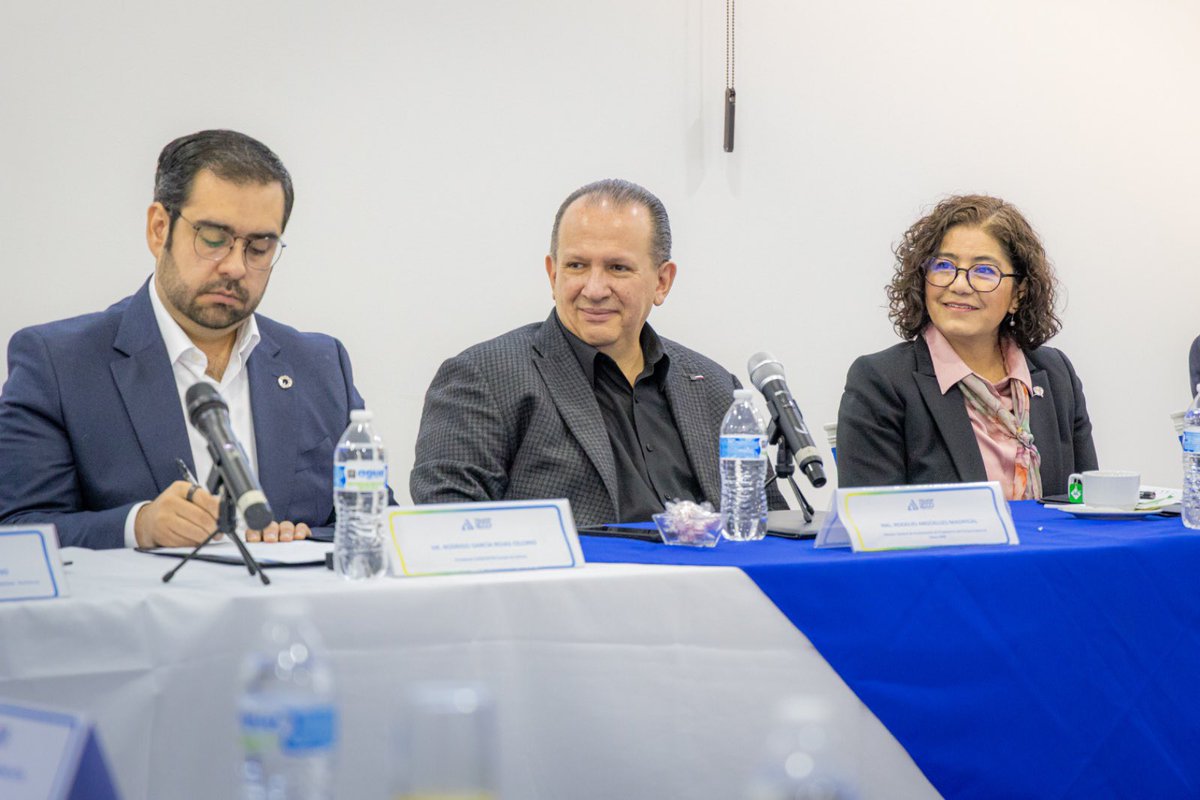PatyzarzaUaemex's tweet photo. Fortalecemos la vinculación con el sector productivo, impulsando la empleabilidad y generando oportunidades que conectan el talento universitario con las necesidades del mundo laboral, a través de la Secretaría de Vinculación, Extensión y Promoción de la Empleabilidad, encabezada por la Dra. Mariana Ortiz Reynoso.

Sostuvimos un encuentro histórico con la Asociación de Propietarios de Parque Industrial Toluca 2000 (APPIT 2000), dialogando con empresas que impulsan el desarrollo económico de la región y reafirmando que nuestra misión es transformar ese talento en acciones que beneficien a la sociedad mexiquense.

En diálogo con Coparmex Estado de México, conocimos iniciativas como su Market Place empresarial, diseñadas para fomentar la colaboración y la generación de oportunidades, avanzando en la construcción de puentes sólidos entre la formación académica y la práctica profesional.

Continuamos construyendo alianzas estratégicas que transforman. #tuaeméx