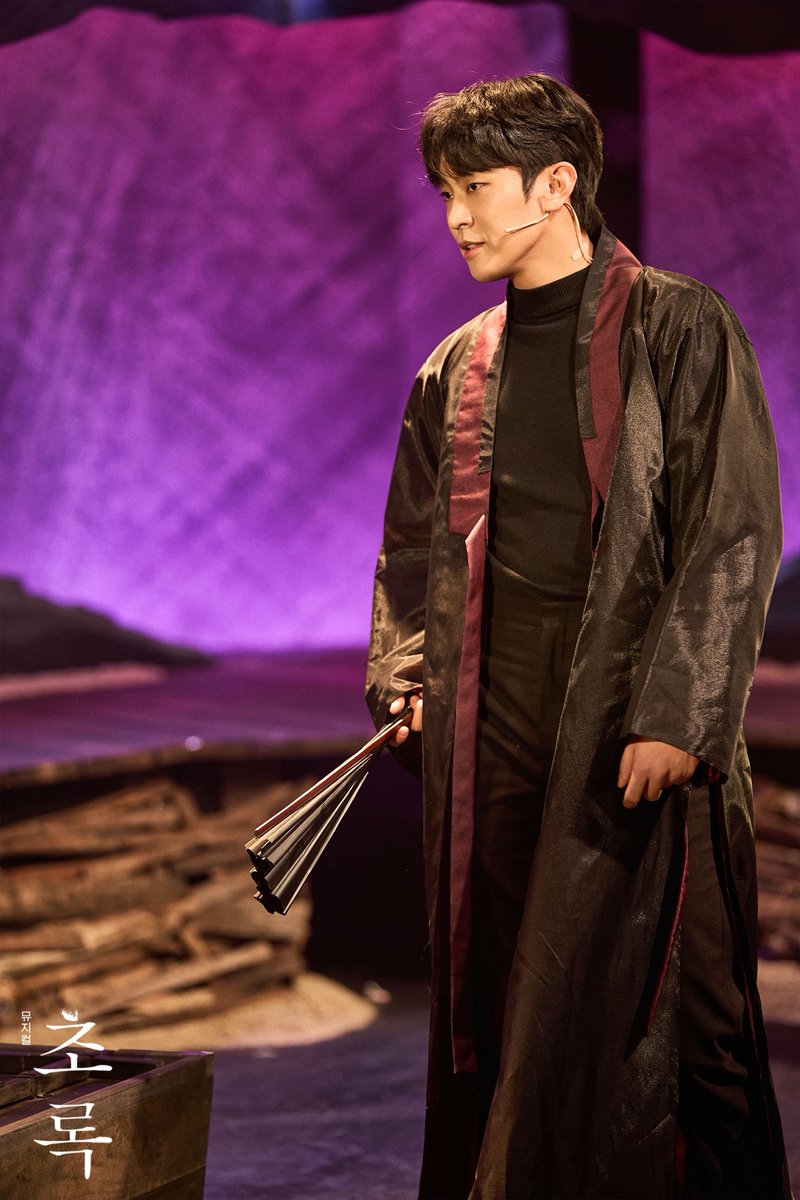 [#초록] 

🌿공연 사진 공개

“하지만 세상이 어디 그대로 그걸 두고 보겠나”

류인·영진 | #이종석 #김찬종 #김재한
_
뮤지컬 <초록>
2026.01.27 - 03.29
링크아트센터드림 드림3관

#창작산실 #올해의신작
#한국문화예술위원회