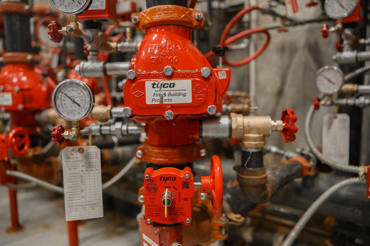 ColumbiaFire's tweet photo. Installing a fire sprinkler system isn’t one-size-fits-all! Different spaces need different solutions like dry pipe, wet pipe, or deluge systems to match their hazards and usage. Columbia Fire works with you to ensure your system meets code. 👉 https://t.co/7A8FQPxT4e https://t.co/jFH5d8RW3G
