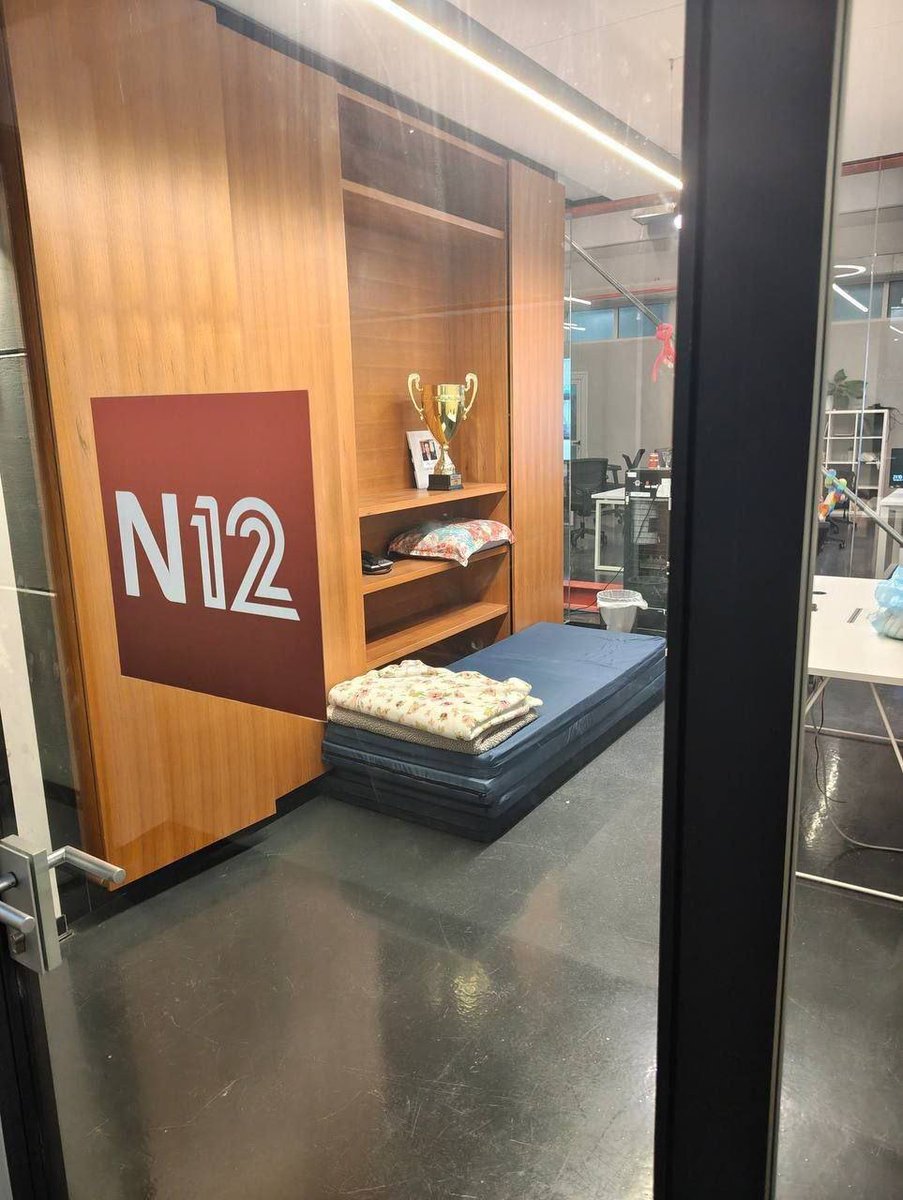 AlertaGeo_'s tweet image. MINUTOS DE SILENCIO Y ESTUDIOS LISTOS: ¿ISRAEL AL BORDE DE UN NUEVO FRENTE? 🇮🇱🚨📺

La tensión en Medio Oriente acaba de escalar un peldaño en la escala del nerviosismo. Este 23 de febrero de 2026, corre el reporte de que los equipos de noticias del Canal 12 de Israel (el más