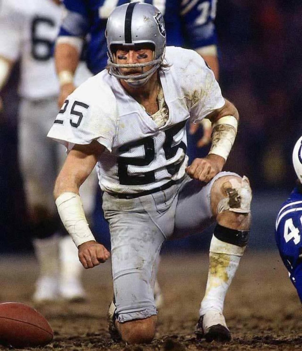 HB Freddy B! 🎊
The #Raiders #25 Fred Biletnikoff was a NIGHTMARE for opposing Defenses! 
#RaiderNation
