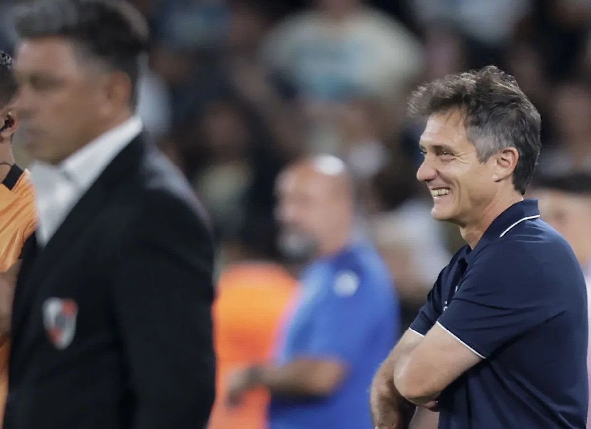 SIN ARBITROS, VAR, DOPAJES, ESCRITORIOS, SOBRES, PERIODISTAS....
N O   L E S  D Á