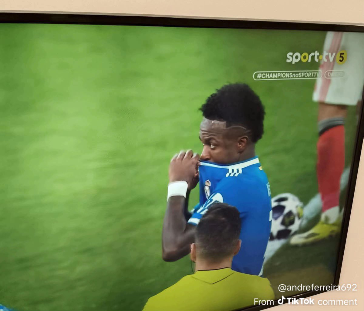 AJ1904__'s tweet photo. E suspender este? A @uefa também devia aplicar o protocolo do racismo https://t.co/ZAp6SNOx0S