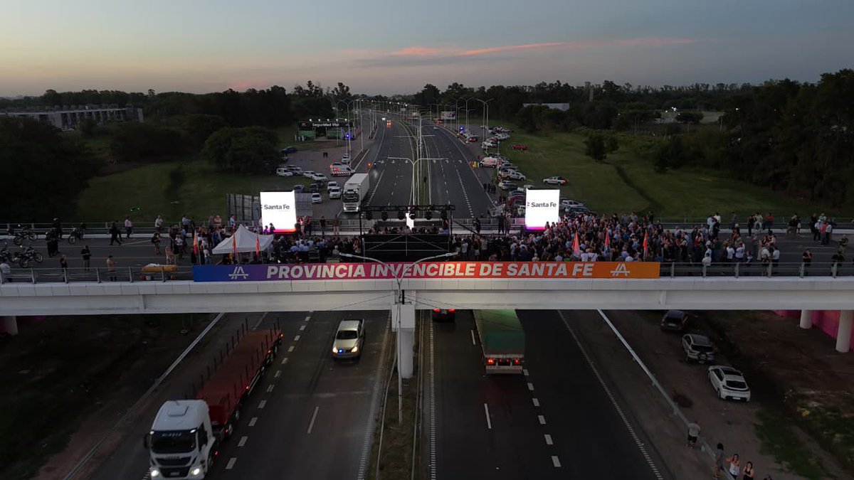 Fabian_Bastia's tweet photo. El Gobernador @maxipullaro inauguró el primer tramo del tercer carril de la Autopista Santa Fe–Rosario, una obra histórica que mejora la seguridad vial y agiliza el tránsito en la zona de terminales portuarias, favoreciendo al sector productivo de la Provincia.

🛣️ Son 16 kilómetros nuevos entre Rosario y San Lorenzo que permiten ordenar el flujo de camiones hacia los puertos, reducir los tiempos de viaje y cuidar la vida de miles de personas que circulan todos los días por este corredor.

La infraestructura es desarrollo, empleo y más oportunidades para Santa Fe. Cuando el Estado administra con eficiencia y decisión, las obras suceden y transforman la vida de la gente.

Seguimos invirtiendo desde el interior productivo, fortaleciendo la logística y acompañando el crecimiento de nuestra Provincia. 🤝🏼