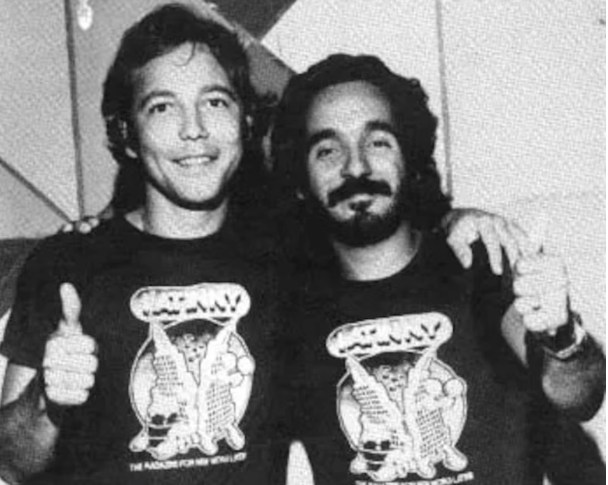 elzorrotacneno's tweet photo. "El 21 de febrero del 2026, se ha mudado “al otro barrio” un titán de la música del género de salsa, William Anthony Colón, mejor conocido como Willie Colón.
Recuerdo perfectamente la última vez que lo vi, el 3 de abril del 2023, en el velorio de nuestro amigo y colega, el bongosero Jorge “Georgie” González. 
Estaba conversando con José Massó y su esposa Divina cuando sentí una mano en mi hombro. Me volví y allí estaba Willie. Si a mí me sorprendió verlo, el resto de la gente presente casi se desmaya al vernos juntos.
Contrario a lo que quizás algunos esperaban, nuestra conversación fue cordial. Y es que, a pesar de los pesares que existían y existirán, ambos siempre respetamos lo que hicimos y las experiencias por las que atravesamos durante esos seis años y seis álbumes juntos, creando direcciones musicales inéditas hasta ese momento, en un género colmado de inconmensurables talentos.
Fue en 1967 ¿o 1968?, cuando conocí a Willie y a Héctor en Panamá, la primera vez que fueron para amenizar unos carnavales. No había oído hablar de ellos, pero la tarde que los vi actuando en una tarima en la Plaza Cinco de Mayo y Avenida Central, la energía y sentimiento de rebeldía que emanaban de la joven banda me convirtió en un "fan" para siempre.
Allí sostuve mi primera conversación con Willie, sin que imagináramos que en pocos años crearíamos una conexión personal, emocional e intelectual, capaz de cambiar la estructura tradicional de la salsa, desde un esquema de temas con letras y de arreglos dirigidos al baile y estrictamente limitados a la realidad del barrio, a una música de contenido urbano y nacional, que no evadía la presentación del asunto político.
Sin haberlo premeditado, nuestra combinación proyectaría al género afrocubano a otras dimensiones, y lo haría incluso a nivel mundial. Fue mi fortuna el encontrar a un músico con la inteligencia necesaria para comprender el sentido panamericano de mis composiciones y brindarles la oportunidad de ser escuchadas internacionalmente a través de su orquesta.
La ambición de Willie no se limitó a la salsa. Lo demuestra, entre otros, el excelente concepto de su producción musical, "El Baquiné de los Angelitos Negros", su banda sonora para un programa de televisión de la PBS (Public Broadcasting System). Ese poco conocido disco es una muestra del riesgo que Willie estaba dispuesto a asumir para satisfacer su curiosidad por encontrar nuevos caminos, aún a expensas de las demandas que el éxito comercial imponía en ese momento a su carrera. El disco no fue un éxito de ventas pero probó que Willie estaba interesado en explorar formas diferentes de hacer música. Por este tipo de ejemplo siempre he respetado y respetaré el talento e imaginación de Willie y su enorme conocimiento como productor musical.
En lo personal, recuerdo la solidaridad que demostró conmigo en los 80’s, cuando canté mi tema "Tiburón" en Miami, a pesar de haber sido amenazado y advertido de no hacerlo, o cuando tocamos en el entonces famoso "Studio 54" de New York. El maestro de ceremonias, eufórico describió la ocasión como si fuera un importante hito para la música y los latinos en Estados Unidos, y le comenté a la audiencia que ese lugar era un antro de "plástico", que solo aceptaba nuestra presencia porque estaba en decadencia y necesitaban el dinero, y que si queríamos ser considerados seriamente teníamos que activarnos políticamente. Cuando terminamos el set, Willie me defendió cuando el promotor y sus ofendidos asistentes me reclamaron por lo expresado.

Sobre nuestras diferencias personales, diré que estas existen y existirán en todo tipo de relación. Todo ser está compuesto por una compleja mezcla de emociones. Nuestra personalidad presenta numerosas facetas, que en ocasiones se complementan y en otras se contradicen. La gente se divorcia, pero sigue queriendo a sus hijos y nunca olvida los momentos buenos compartidos. Aunque nadie es del todo bueno o del todo malo, nuestra tendencia es generalizar y demonizar, y por eso para muchos resulta imposible aceptar o comprender que se puede reconocer lo positivo de una persona y a la vez rechazar lo que consideramos negativo en su actuar.
Siempre sentiré afecto por Willie aún a pesar de no entender por qué decidió demandarme judicialmente, reclamándome plata que nos hurtaron de un concierto, por qué hizo luego un arreglo extrajudicial con el que se quedó con nuestro dinero y nunca se excusó conmigo, ni siquiera después que la empresa que nos perjudicó fue encontrada legalmente culpable y condenada a devolvernos el dinero hurtado. Y aunque también me molestó su apoyo y simpatía por el político más mentiroso, narcisista y racista que se haya visto en Estados Unidos, nada de esto afecta la realidad de lo que logramos crear musicalmente, ni elimina o cancela mi cariño por él, las memorias positivas, las risas, las luchas, triunfos, dificultades y sacrificios compartidos.
A pesar de los pesares, mi admiración por Willie y mi respeto por su trabajo jamás desaparecerán, y nunca permitiré que el odio forme parte de nuestra pasada relación. Este es el aspecto que considero importante destacar: la providencial unión de dos jóvenes músicos, uno de New York vía Puerto Rico y el otro de Panamá, que lograron presentar y consolidar en canciones de salsa mensajes de unidad y posibilidades, de verdades, solidaridad y esperanzas al mundo entero, recibiendo un masivo apoyo popular, especialmente en países de habla hispana.
Willie Colón se ha ido, pero solo físicamente. Su extraordinario legado continuará presente a través de personas que amen la música y el baile, aprecien la fuerza, vitalidad y el gusto en los arreglos musicales del género salsa y se identifiquen con letras de temas urbanos que detallan y documentan, de forma simple o compleja, realidades y experiencias compartidas a lo largo y ancho de nuestra América.
Las banderas que presentó "Bad Bunny" al final de su exitosa presentación en el "Super Bowl" tienen un antecedente: repiten el primer llamado de unidad a todas las naciones de Latinoamérica jamás antes registrado en la música popular latina, grabado al final de la canción "Plástico", de nuestro álbum, "Siembra".
Hoy, una nueva generación dice presente y cultiva la semilla que juntos sembramos hace casi cinco décadas atrás. Hoy, cuando la tarea de reivindicar la identidad y justa posibilidad de nuestra cultura luce más urgente que nunca, nuestro trabajo, hecho con amor, cariño y fe, aún contribuye a promover el ideal panamericano que siempre defendimos y que nos hermana eternamente, a pesar de los pesares.
Descansa en paz, Willie Colón y, te repito lo que siempre digo: ¡gracias Willie!
Usted no está muerto, compadre. Al contrario; ahora es que Usted comienza a vivir".
Rubén Blades
23 de febrero, 2026