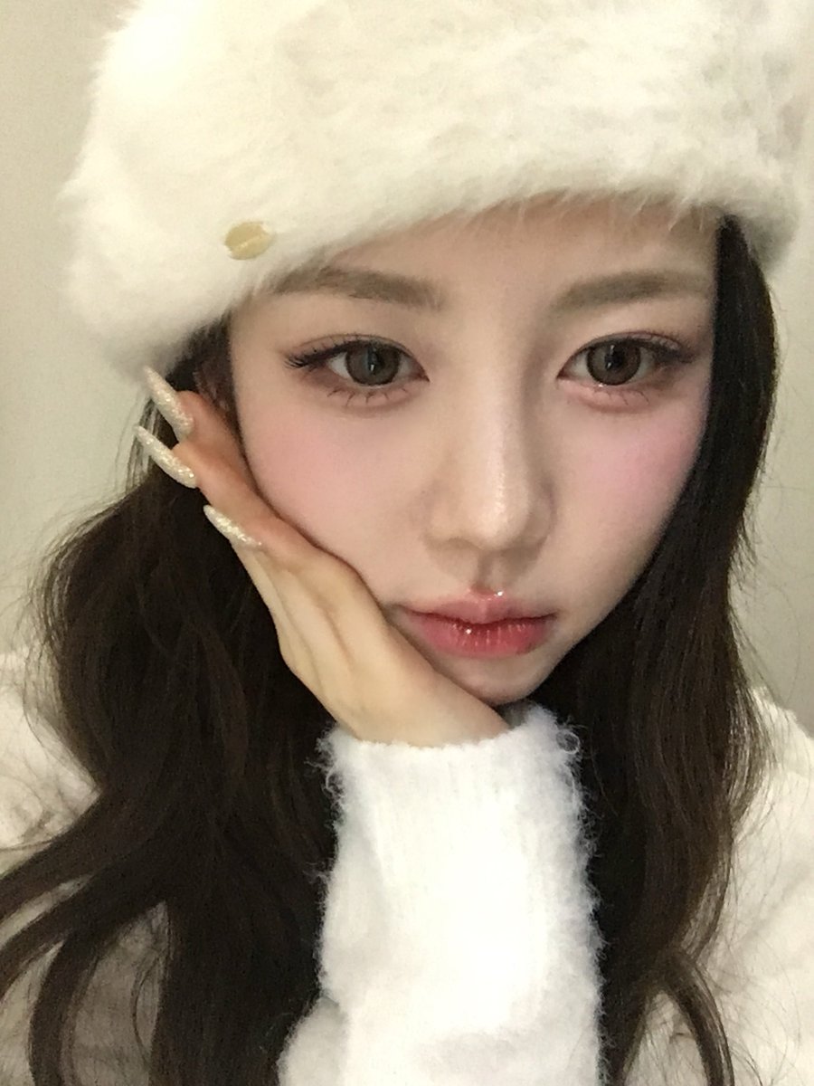 리네야💜
어젯밤 라이브에서 마음 쓰이는 말들이 있었지만 그게 전부는 아니야..널 진심으로 응원하는 사람들이 훨씬 더 많아..우리는 네 노력과 진심을 알고 있어..상처 주는 말보다 사랑이 더 크다는 걸 꼭 기억해줘..어제도 충분히 잘했고 우리는 항상 네 편이야🤍
#리네밖에없어 #WAVsLoveHyerin