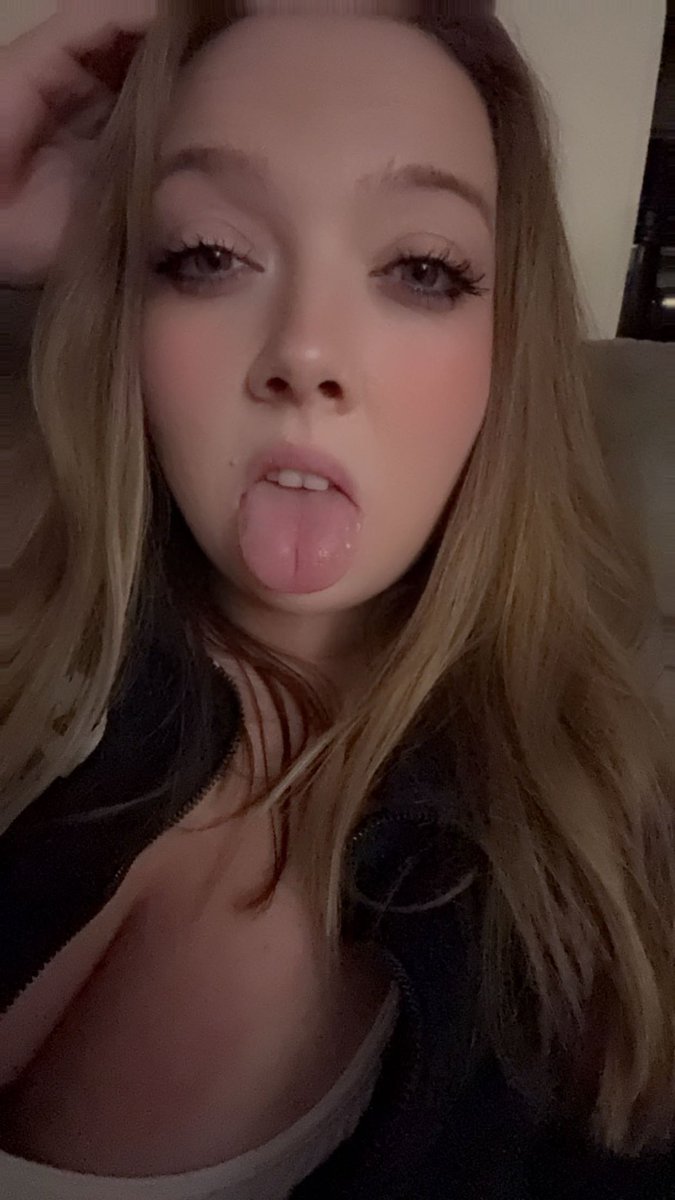 QueenMe2727's tweet photo. Apologize for having a small worm. It would never even come close to touching my mouth👅 https://t.co/YdBDpMPBd5