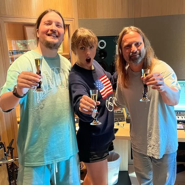 🚨| Taylor Swift celebrates the "Opalite" Billboard Hot 100 #1

"I can't even sum up my excitement and I'm so blown away by the love you've shown this song and video. This is actually the first time I've had two Hot 100 #1s off one album since my album 1989 came out in 2014, it