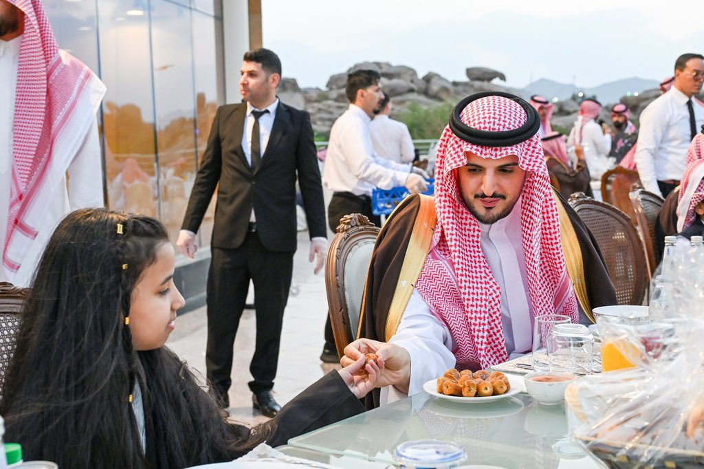 fayez_malki's tweet photo. سمو #محافظ_الطائف الأمير
#فواز_بن_سلطان_بن_عبدالعزيز
يشارك أبناؤه الأيتام، وذوي الإعاقة مأدبة 
الإفطار، في منتزه الردف
الله يكثر من امثالك ويسدد امرك https://t.co/6d9GK0PkvD