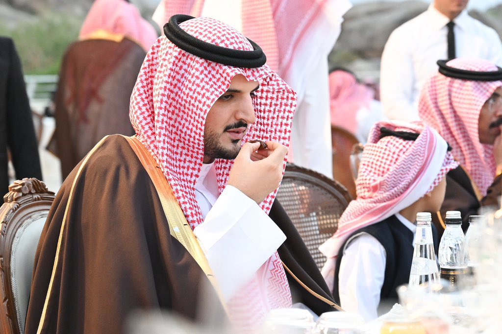 fayez_malki's tweet photo. سمو #محافظ_الطائف الأمير
#فواز_بن_سلطان_بن_عبدالعزيز
يشارك أبناؤه الأيتام، وذوي الإعاقة مأدبة 
الإفطار، في منتزه الردف
الله يكثر من امثالك ويسدد امرك https://t.co/6d9GK0PkvD