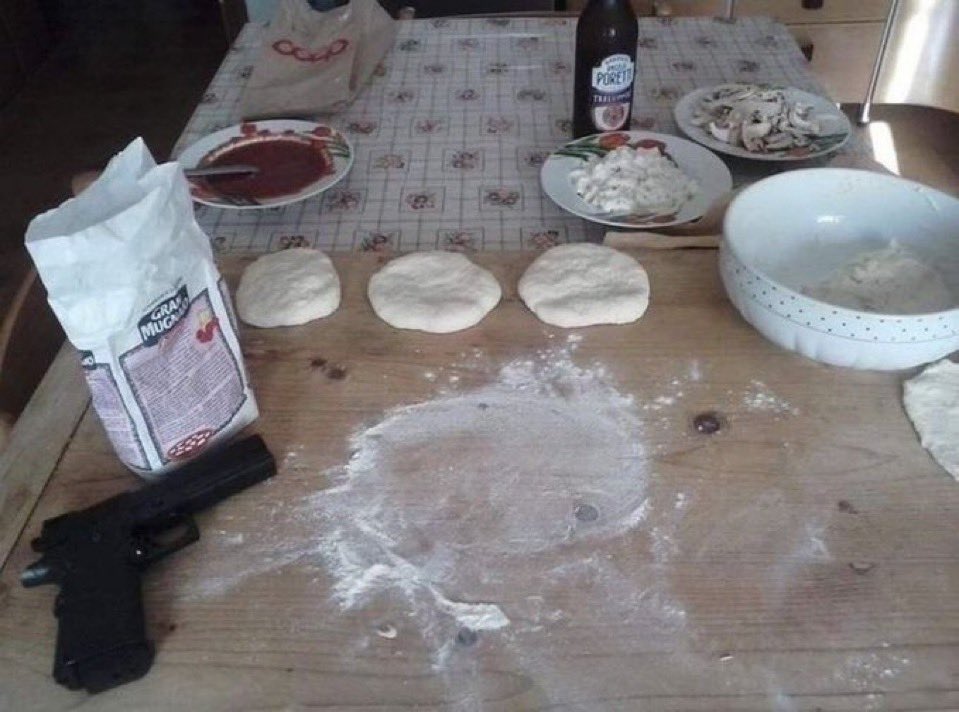 redbuIlett's tweet photo. ⠀⠀
⠀⠀
hand   making   pizza   because   the
budgets   tight   again.
⠀⠀
⠀⠀ https://t.co/w0zsuxuiUH