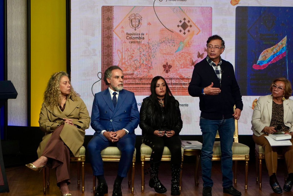 AABenedetti's tweet photo. El nuevo pasaporte colombiano es uno de los mejores del mundo por su forma y por su seguridad. La @ImprentaNalCol se fortalece con este proceso! https://t.co/oKpyd6jwG4