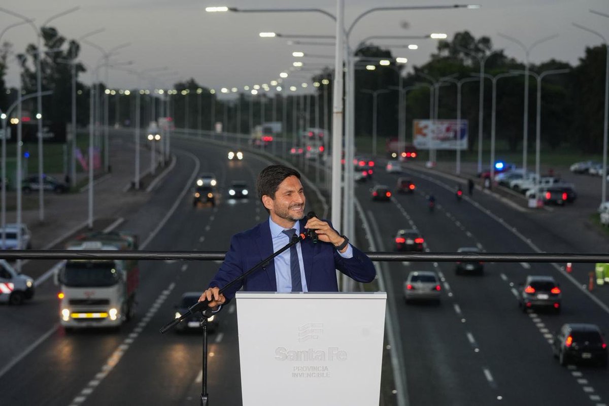 sebachale's tweet photo. El 3er carril de la Autopista a Santa Fe es un hito para Rosario. Una obra estratégica q marca una pauta q debiera seguir en el resto de las rutas nacionales q nos conectan con el pais y el Mercosur.
No hay crecimiento sin infraestructura. 
Vamos Rosario, vamos Santa Fe! https://t.co/DxgCLcXU2y