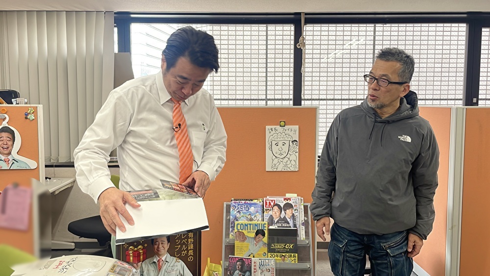 gccx_official's tweet photo. 🎉本日2/25は有野課長54歳のお誕生日🎉
おめでとうございます‼️
🎂スタッフみんなでお祝い🎂

昨年の #gccxシンフォニー で協賛いただいたピップさんからはエレキバンの詰合せをいただきました。 

番組は23年目に突入‼️
これからも応援よろしくお願いします
#gccx https://t.co/dp5m4SQiYk