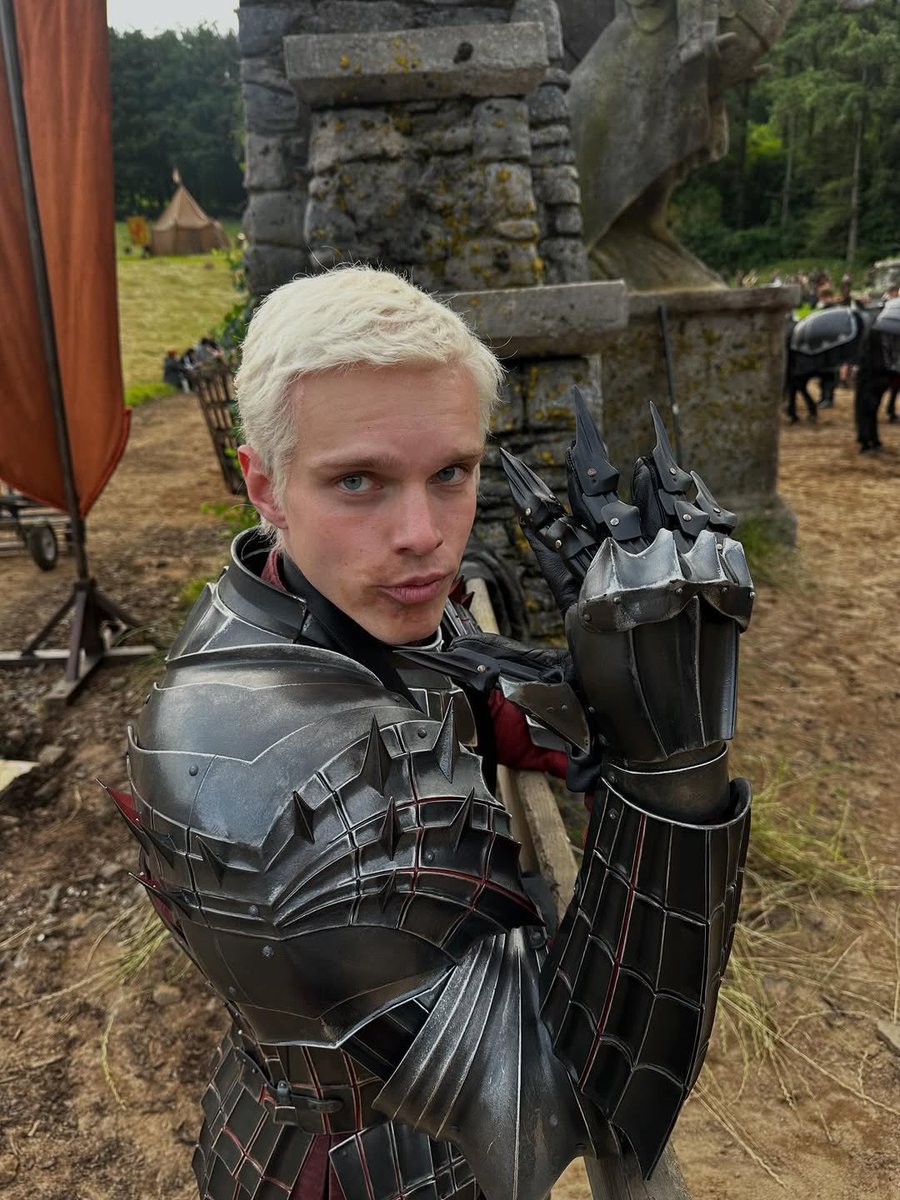 📷 Finn Bennett en un detrás de escena de EL CABALLERO DE LOS SIETE REINOS. 👇