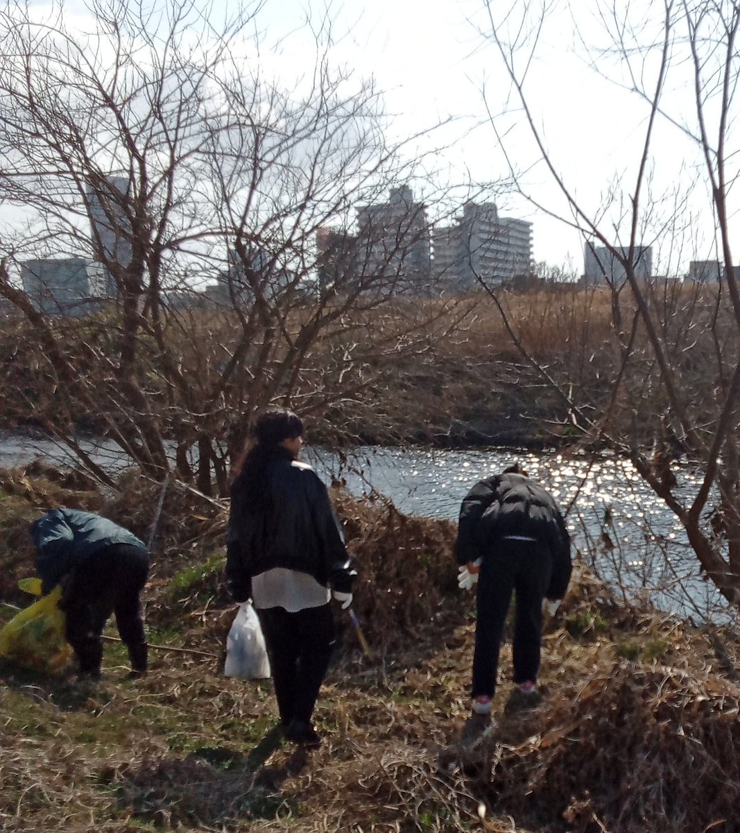 nippa_h's tweet photo. 新羽地区の8町会が一斉に行った鶴見川河川敷清掃に、新羽高校の有志生徒も参加しました。この清掃活動に新羽高校が参加するようになって３年目。参加した生徒からは来年も参加したいという声も聞かれました。
#プラごみを拾って川をきれいに #環境教育 #地域貢献 https://t.co/alrVTO4mEv