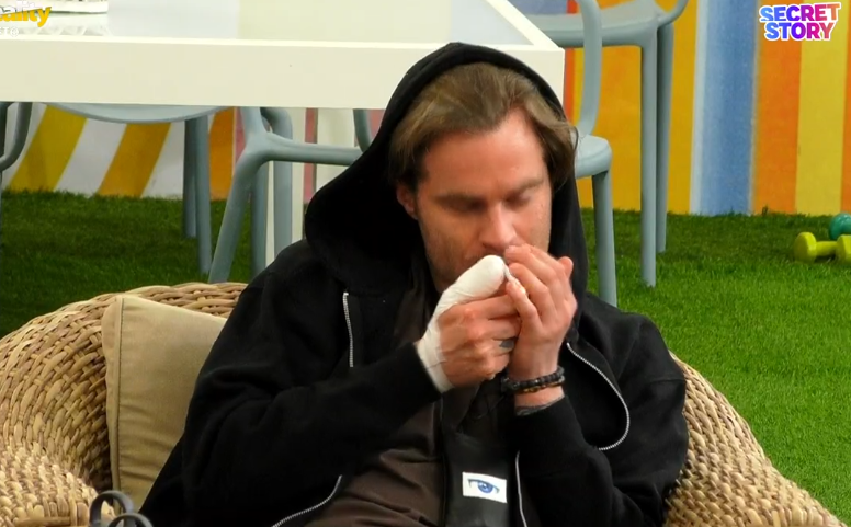 ricardo: prefiro morrer a deixar de fumar ganza, podem colocar os rotulos que quiserem nao quero saber (..)  o tabaco mat4-me, a outra cena da-me vida e relaxa-me''

I- 😭
#sstvi