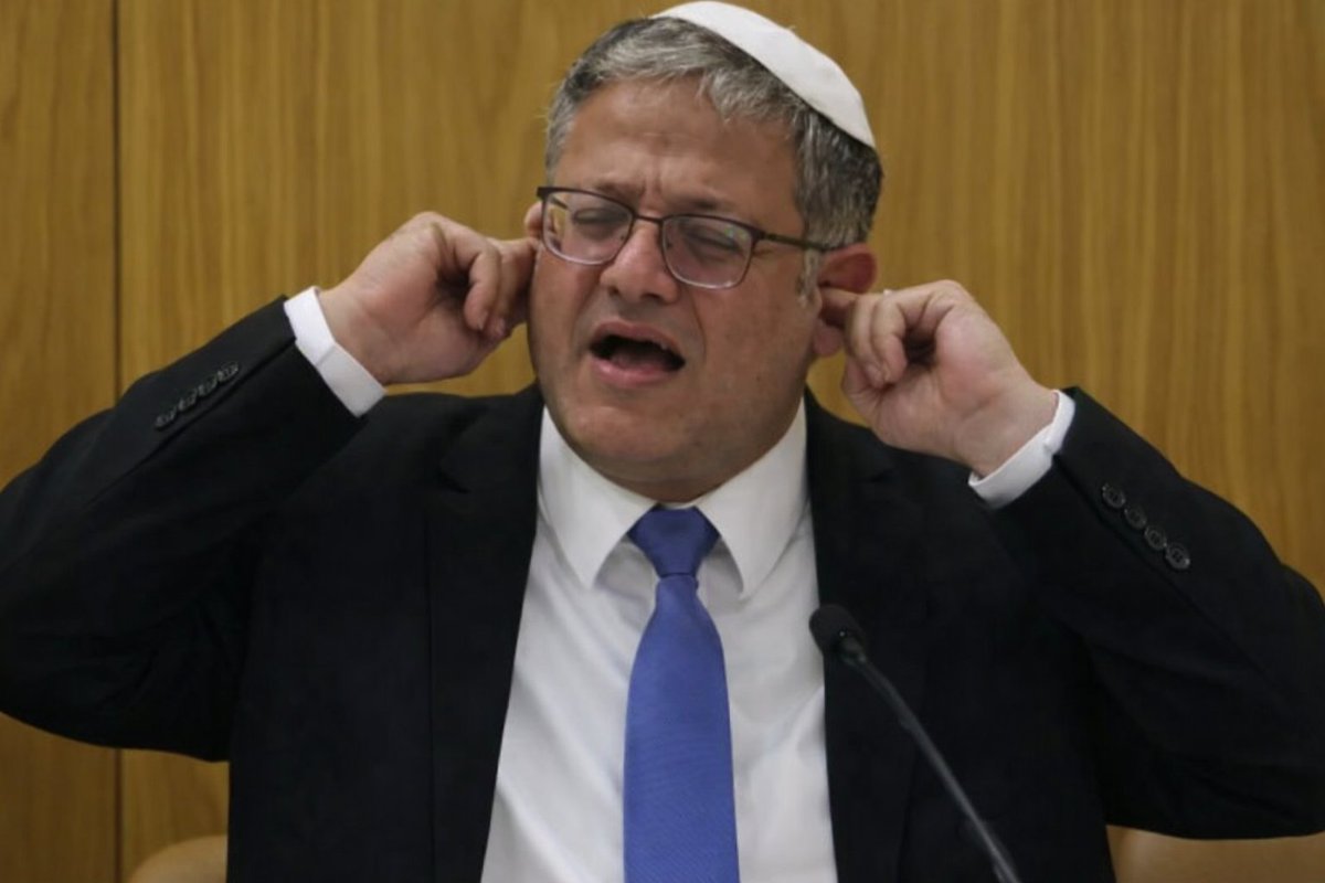 بن غفير في البيت الابراهيمي :
أشهد أن بن زايد عميلُ لأبو يائير 
أشهد أن بن زايد عميلُ لأبو يائير