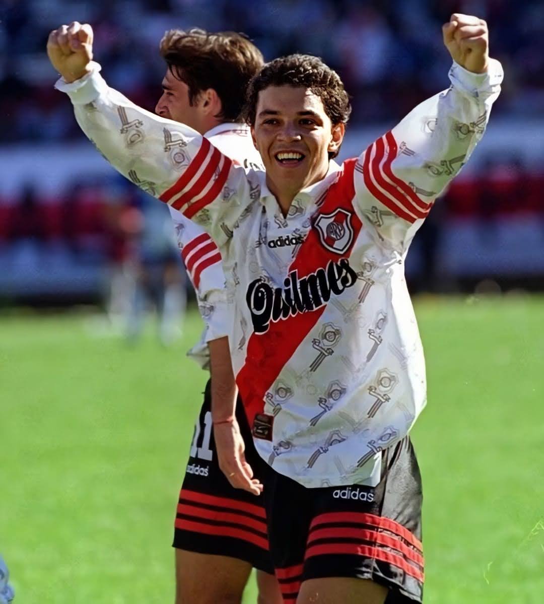 River_LBT14's tweet photo. La noticia no tapa la historia... Eternamente Gracias, Muñeco!! ⚪️🔴⚪️🐔 https://t.co/Qjmwo8NXIr