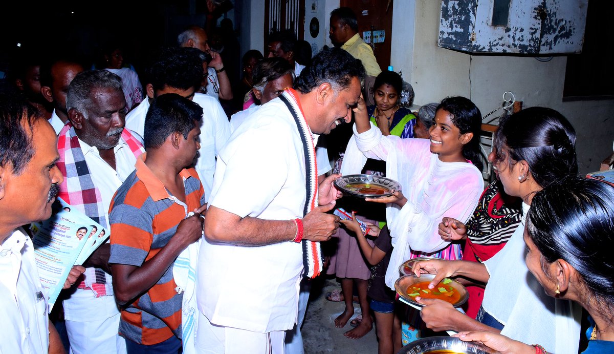 OfficeofminMRV's tweet photo. மாண்புமிகு கழகப் பொதுச் செயலாளர், புரட்சித் தமிழர்,
திரு. @EPSTamilNadu அவர்களின் வழிகாட்டுதலின் படி,நம் கரூர் சட்டமன்றத் தொகுதி,வெங்கமேடு பகுதிக்கு உட்பட்ட நம் மக்களை நேரில் சந்தித்து நமது 2026-தேர்தல் வாக்குறுதிகளை எடுத்துக் கூறி,அவர்களின் குறைகளை கேட்டறிந்தேன்.

#கரூர்_நான்கும்_நமதே
#தமிழ்நாடும்_நமதே
#இல்லம்தோறும்_இரட்டைஇலை